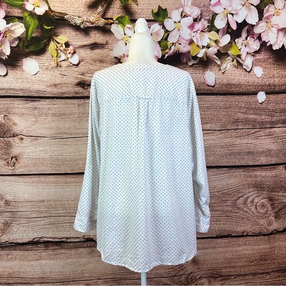 SOLD 🛍️ Croft & Barrow Women’s Cotton White Black Polka Dots Button Down Shirt - Picture 7 of 8